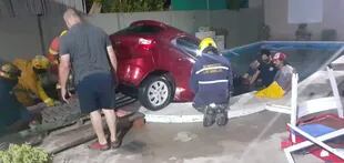 Personal de Bomberos Voluntarios trabajó intensamente para sacar el auto de la pileta (Foto: El Heraldo)