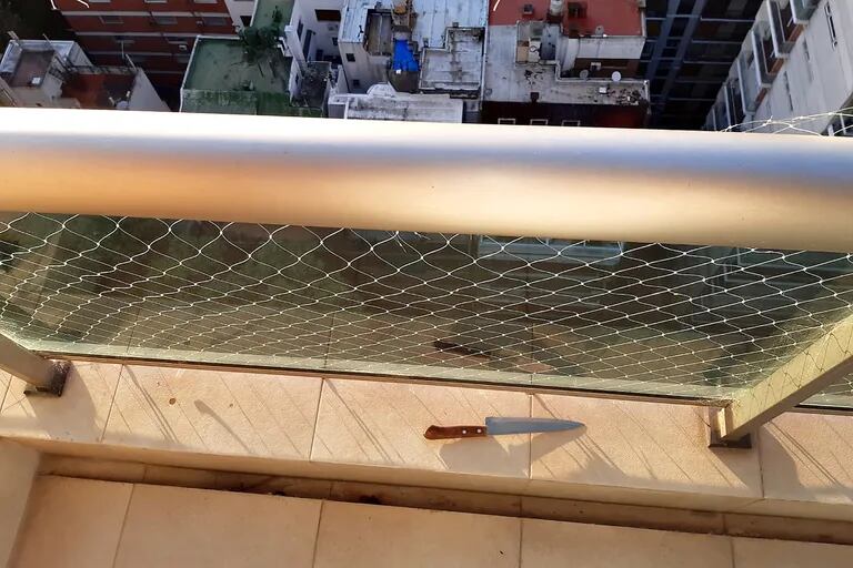 El cuchillo utilizado para cortar la malla de protección del balcón