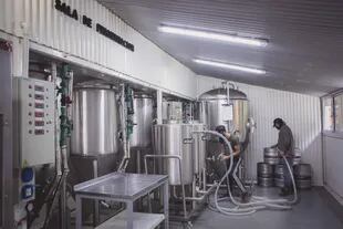 Hoy producen y venden en promedio 9 mil litros de cerveza por mes.