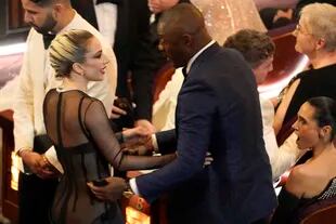 Lady Gaga saluda muy amable a Idris Elba 
