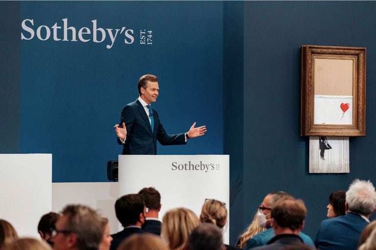La reventa por 25,38 millones de dólares la obra que Banksy había destruido hace tres años en plena subasta marcó un nuevo récord para el artista