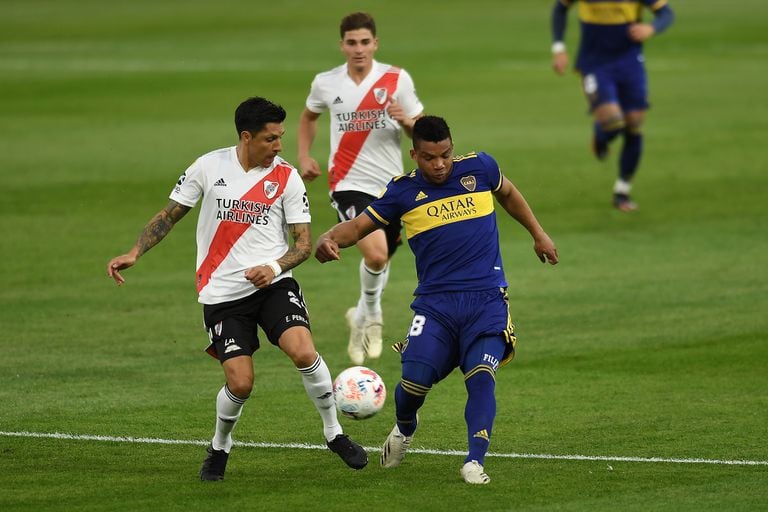 Enzo Pérez lucha con Fabra; el volante de River se lesionó al final del primer tiempo y es una preocupación extra de cara a la Libertadores