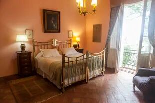 Camas de bronce y baldosones coloniales en una habitación en Santa Cándida.