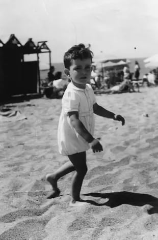 De chico en la playa