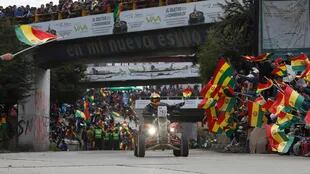El argentino Gastón Pando llega con su cuatriciclo a La Paz y es vivado por los espectadores