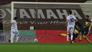 El 1-0 de Lanús: Acosta tomó el rebote y anota el gol del triunfo