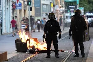 Francia sufre el sarcasmo y las críticas de otros países europeos tras la violenta revuelta urbana