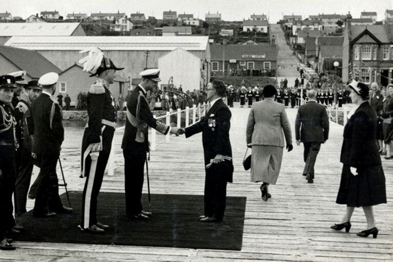 El príncipe Felipe durante su visita a las Islas Malvinas en 1957