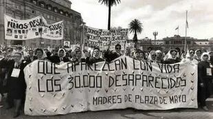 Las madres y abuelas de Plaza de Mayo en una de sus reiteradas protestas. Archivo