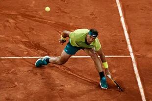 Rafael Nadal se estira para definir ante Novak Djokovic; el español recuperó la ventaja 
