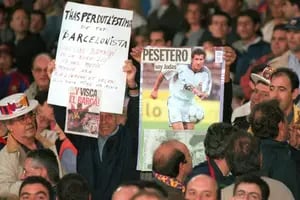 "¡Figo pesetero!": una huida que marcó para siempre a Barcelona y Real Madrid
