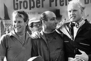 Juan Manuel Fangio, felicitado por Peter Collins y Mike Hawthorn
