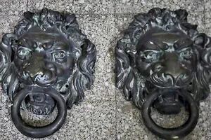 Se robaron los antiguos llamadores de bronce con forma de león de la Bolsa de Comercio porteña