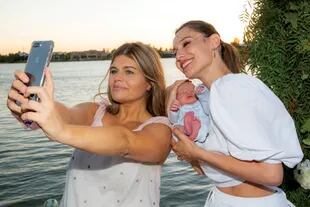 Muy amigas, Angie Balbiani y Caro con Cósimo –el hijo de la actriz y panelista que nació el 10 de diciembre– se hacen una selfie para el recuerdo. 
