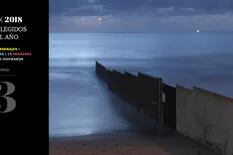 Un muro hincado sobre el Pacífico que divide y desespera