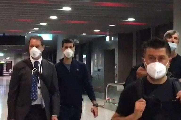 Novak Djokovic y parte de su equipo en el aeropuerto de Melbourne, momentos antes de abandonar el país.
