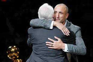 Después de un conmovedor discurso, Manu se abraza con Gregg Popovich