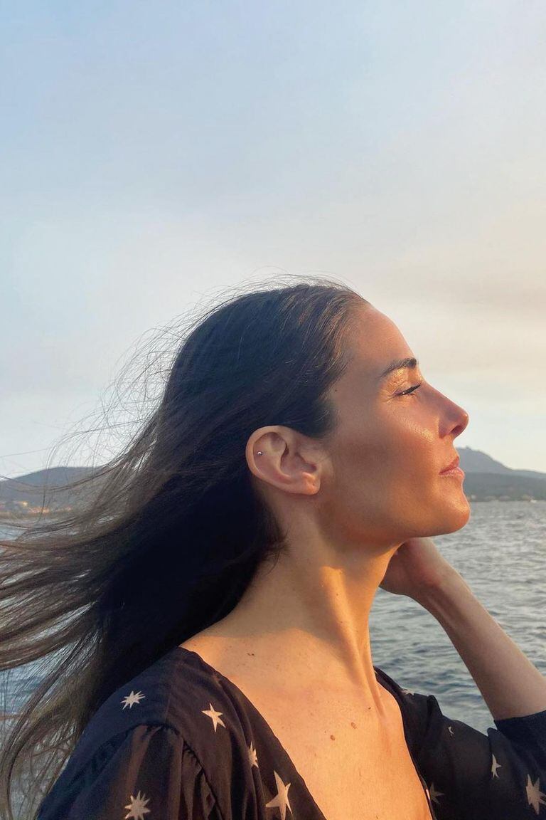 Con la mirada perdida en el horizonte, y bajo la leyenda “el viento, mi guía”, Juana compartió con su millón de seguidores de Instagram otra postal de sus días en el Mediterráneo. 