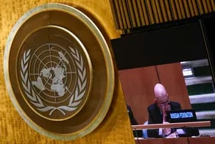 El embajador ruso ante las Naciones Unidas, Vasily Nebenzya, habla durante una reunión de emergencia de la Asamblea General de la ONU, en la sede de la ONU, el jueves 24 de marzo de 2022. (Foto AP/Seth Wenig)