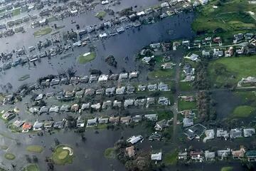 Las marejadas ciclónicas causaron graves inundaciones, varias familias no llegaron a evacuarse y debieron ser rescatadas de los techos de sus casas con helicópteros