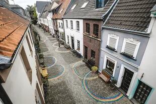 Los arcoíris, producidos por los niños como mensaje de esperanza, se usaron para el distanciamiento en Kempen, Alemania