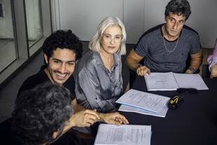 Mercedes Morán, El Chino Darín y Diego Peretti leyendo el guión de la serie