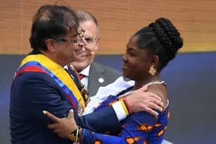 El nuevo presidente de Colombia, Gustavo Petro (izq.), y la vicepresidenta Francia Márquez saludan durante la ceremonia de investidura en la plaza de Bolívar de Bogotá, el 7 de agosto de 2022