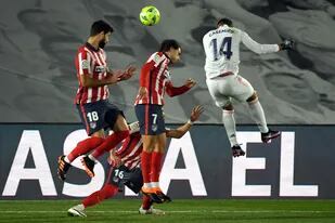 Casemiro se eleva entre Felipe, Herrera y Joao Félix y marca de cabeza el 1-0 para Real Madrid