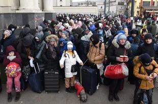 La gente espera un tren a Polonia en la estación de tren de la ciudad ucraniana occidental de Lviv el 6 de marzo de 2022.
