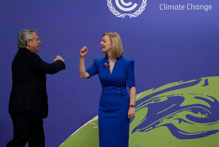 La secretaria de Relaciones Exteriores de Gran Bretaña, Liz Truss, saluda al presidente de Argentina, Alberto Fernández, a su llegada para asistir a la Conferencia de las Naciones Unidas sobre el Cambio Climático COP26 en Glasgow, Escocia