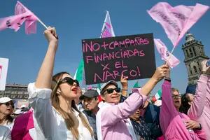 Masiva “marcha rosa” en México para proteger la democracia ante los avances del gobierno sobre la justicia electoral