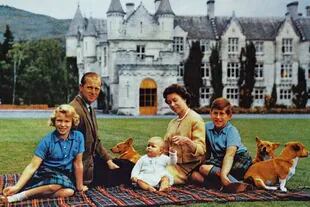 En el castillo de Balmoral, la reina Isabel II con el duque de Edimburgo, sus hijos y una compañía inseparable: sus perros.