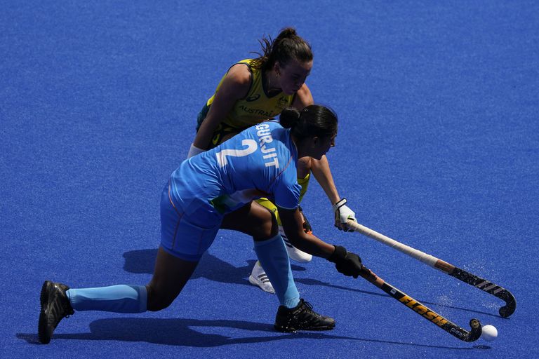 La india Gurjit Kaur y la australiana Savannah Fitzpatrick, en el partido entre la India y Australia