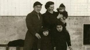 Helene Thiesen (abajo, a la izquierda), con sus padres y hermanos en Groenlandia