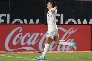 Pulga Rodríguez, en el festejo de uno de los golazos que convirtió en la Copa de la Liga