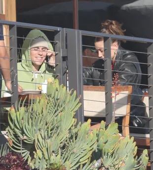 Justin Bieber y su esposa Hailey almuerzan el Día de San Valentín en el patio al aire libre del restaurante Nobu en Malibú