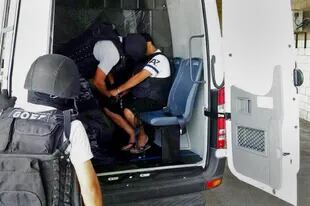Máximo Cantero y Emanuel Chamorro, al llegar en un camión de traslado al penal federal de Ezeiza