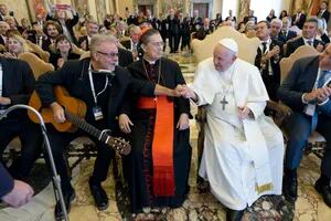En el Vaticano, León Gieco cantó “Sólo le pido a Dios” ante el Papa y más de 100 argentinos