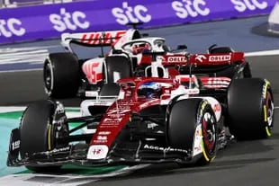 Alfa Romeo y Haas, dos de las escuderías que tienen que definir a uno de sus pilotos para 2023: el chino Guanyu Zhou y Mick Schumacher, los que deben negociar su futuro en la Fórmula 1