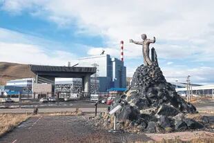 El monumento. Una escultura de Néstor Kirchner fue levantada en el ingreso de la mina