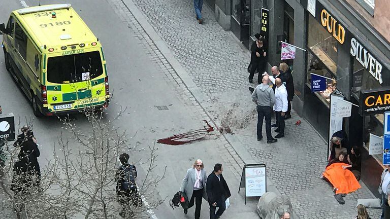 Ataque en Estocolmo: embistió con un camión a una multitud y dejó dos muertos