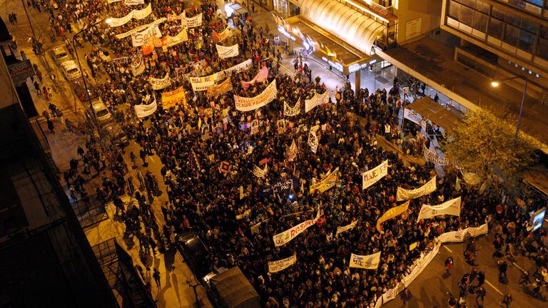 Tras dos femicidios, la marcha de 65 mil mujeres en Mar del Plata terminó con disturbios entre grupos extremistas