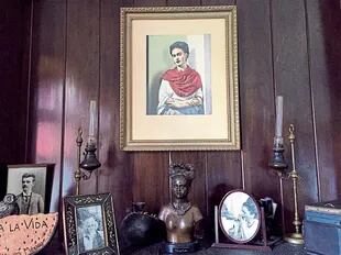 El retrato de Frida preside una de las salas de la Casa Roja, que perteneció a su madre, Matilde Calderón