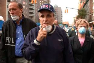 Giuliani, un día después de los atentados, acompañado del gobernador de Nueva York, George Pataki, y la entonces senadora Hillary Clinton