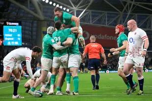 Los jugadores de Irlanda celebran el try de Rob Herring en el decisivo match con Inglaterra