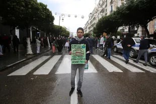 Amiri Yacine, de 26 años, estudiante durante una protesta que rechaza las elecciones presidenciales de diciembre y contra la élite gobernante del país en Argel, Argelia, 15 de noviembre de 2019.