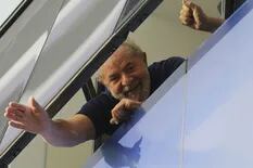 Libros, "baños de sol", TV y privilegios: Lula cumple su primer mes en la cárcel