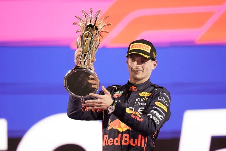 Tras las dudas del viernes por un misil que cayó a 16 kilómetros del circuito de Yeda, el Gran Premio de Arabia Saudí se disputó con normalidad y Max Verstappen levantó un vistoso trofeo.