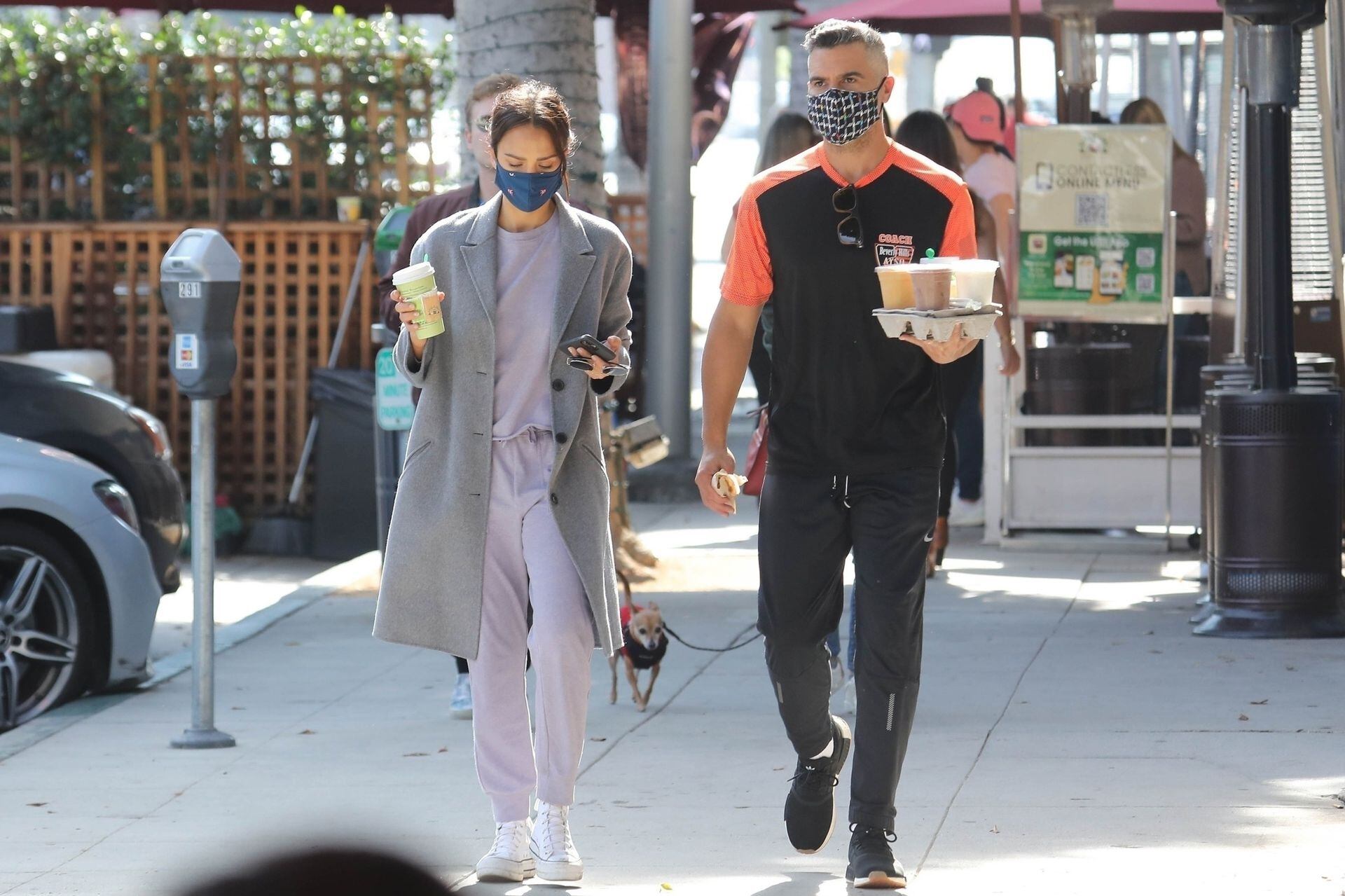 Matrimonio consolidado: Jessica Alba y su marido Cash Warren, de paseo por Beverly Hills