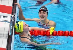 Ariarne Titmus y Katie Ledecky tras la final de Tokio 2020, un momento clave en la historia de la natación
